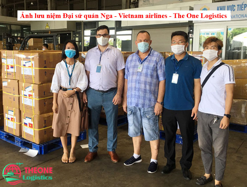 Chụp ảnh lưu niệm Đại sứ quán Nga - Việt Nam Airlines - The One Logistics khi xuất khẩu khẩu trang đi Nga